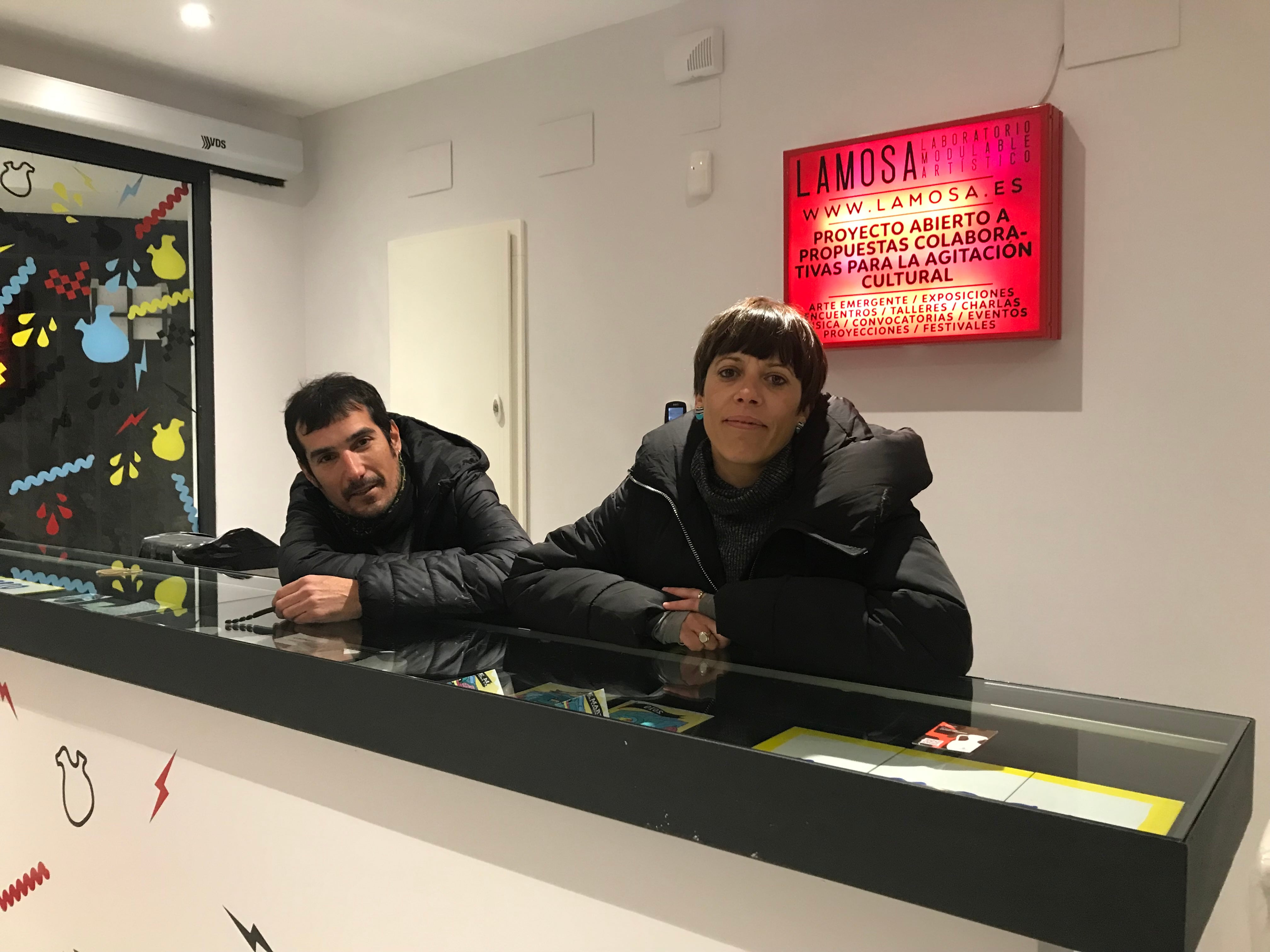 Daniel Raposo y Verónica Moreno, directores de Lamosa, en la entrada del Centro Cultural y Artístico del Alfar de Pedro Mercedes en el barrio de San Antón de Cuenca.