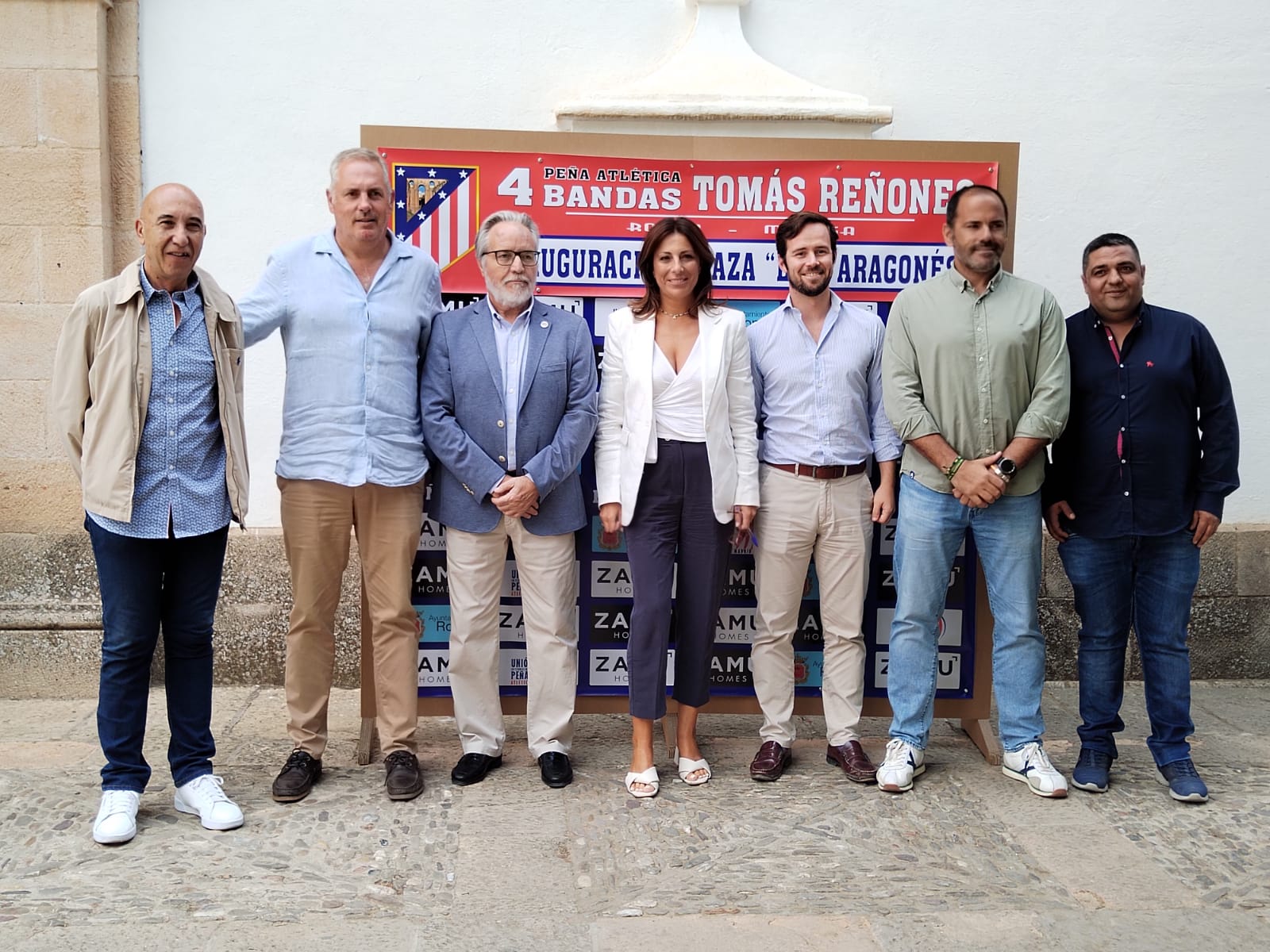 Al acto han asistido Eduardo Fernández Robleda, miembro del Consejo Social del Club Atlético de Madrid y presidente de la Unión Internacional de Peñas del Atlético; Salvador Ballesta, representante oficial de las Leyendas del Club Atlético de Madrid y exjugador del club, entre otros