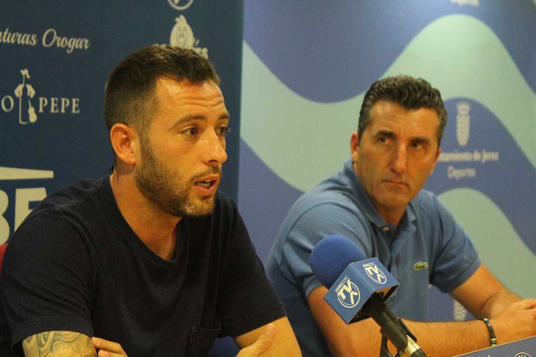 Adrián Gallardo junto a Edu Villegas en la sala de prensa de Chapín