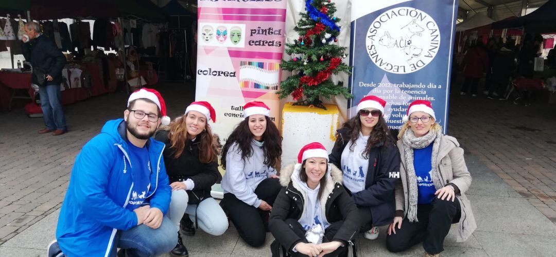 Los miembros de la asociación en la carpa de la Plaza Mayor
