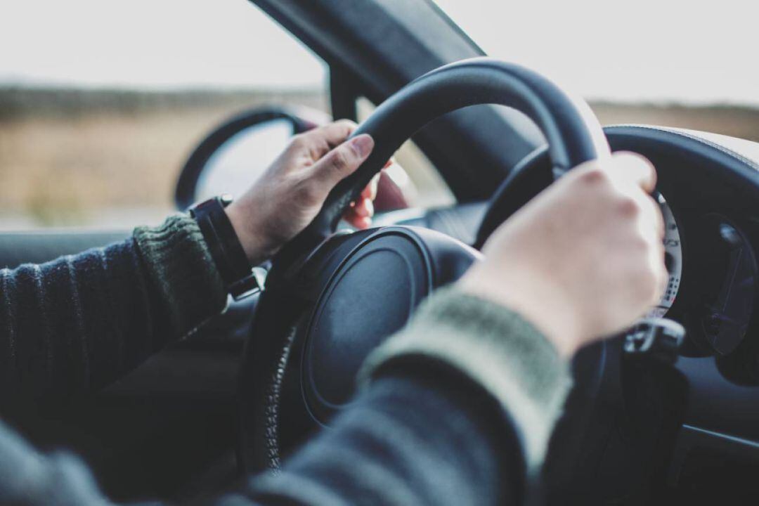 Un hombre conduce su coche