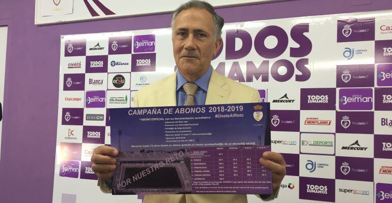 El presidente del Real Jaén, Tomás Membrado, posa con el cartel de la campaña de abonados 2018-2019.