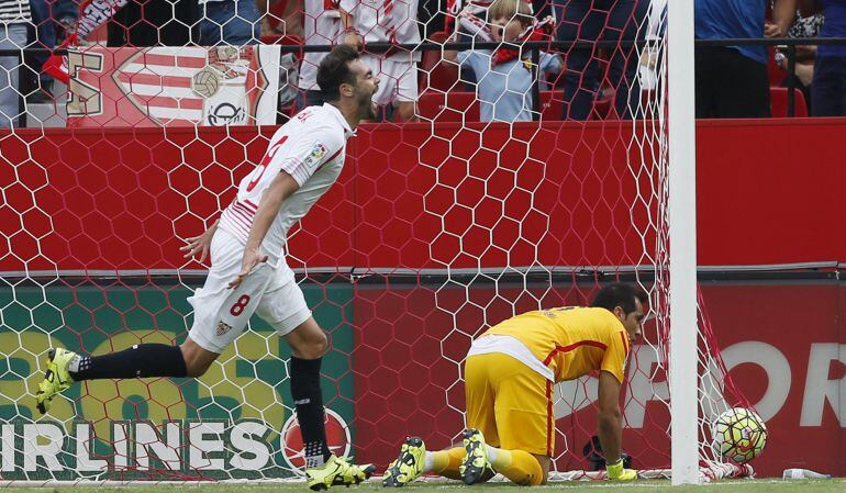 Vicente Iborra celebra su gol ante el Barcelona 
