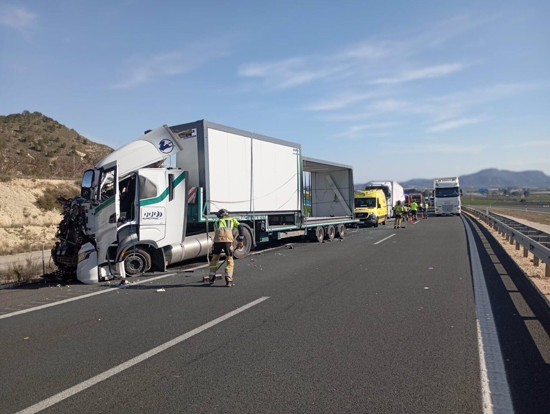 Dos tráileres sufren una colisión por alcance en la A-33 en Abarán