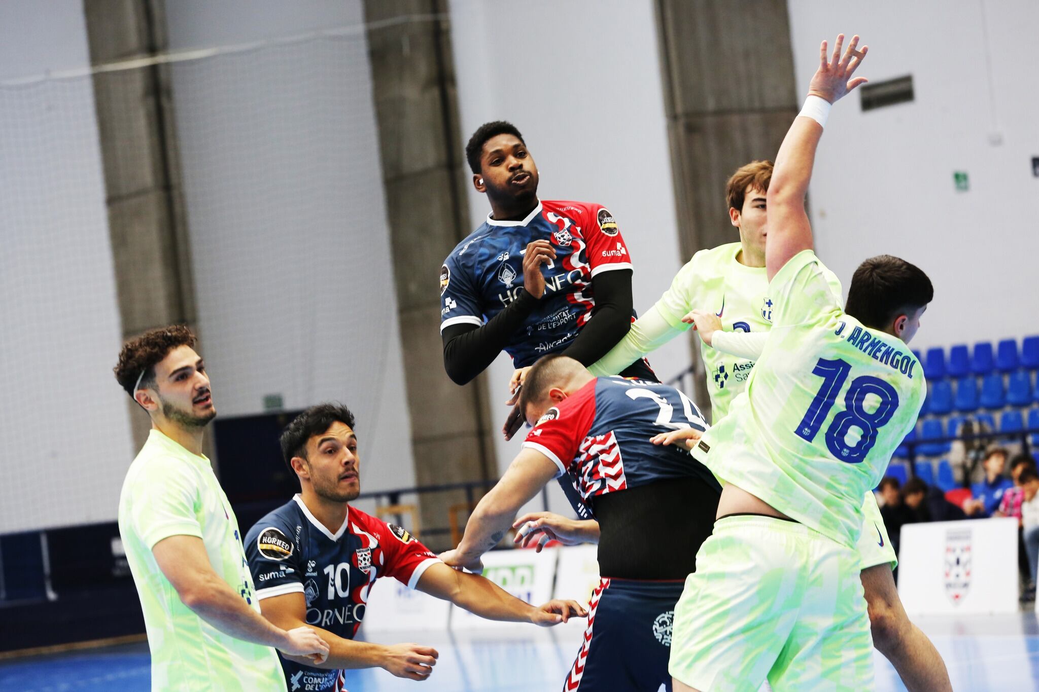 Imagen del partido entre Eón Horneo y Barça Atlétic en el Pitiu Rochel