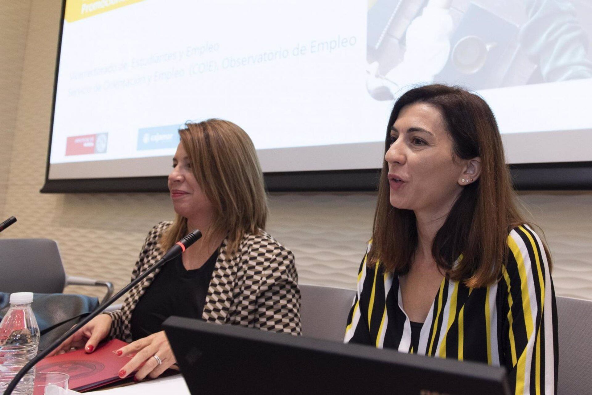 Alicia Rubio, vicerrectora de Estudiantes y Empleo (izq.)_ y Belén García, jefa del Servicio de Orientación y Empleo de la UMU