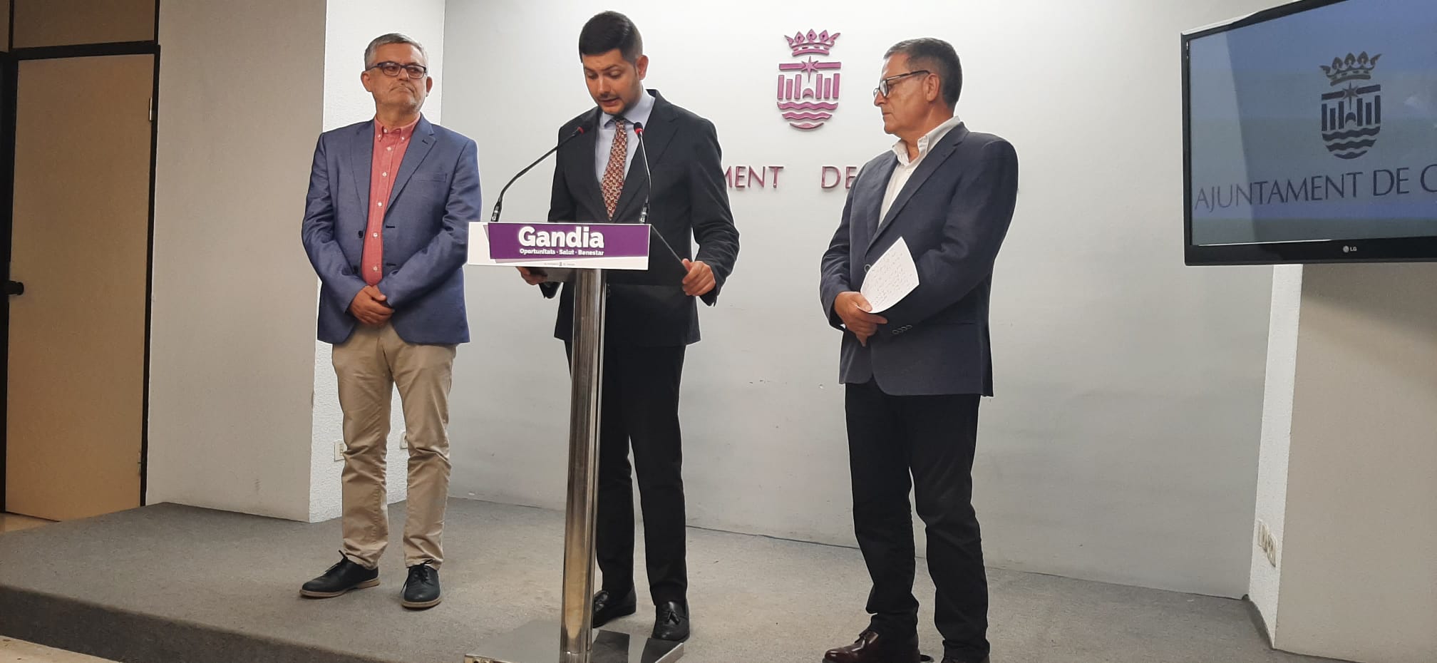 El alcalde de Gandia, José Manuel Prieto, el edil de Hacienda Salvador Gregori y Josep Alandete, vicealcalde durante la rueda de prensa en la que han comunicado el anuncio.