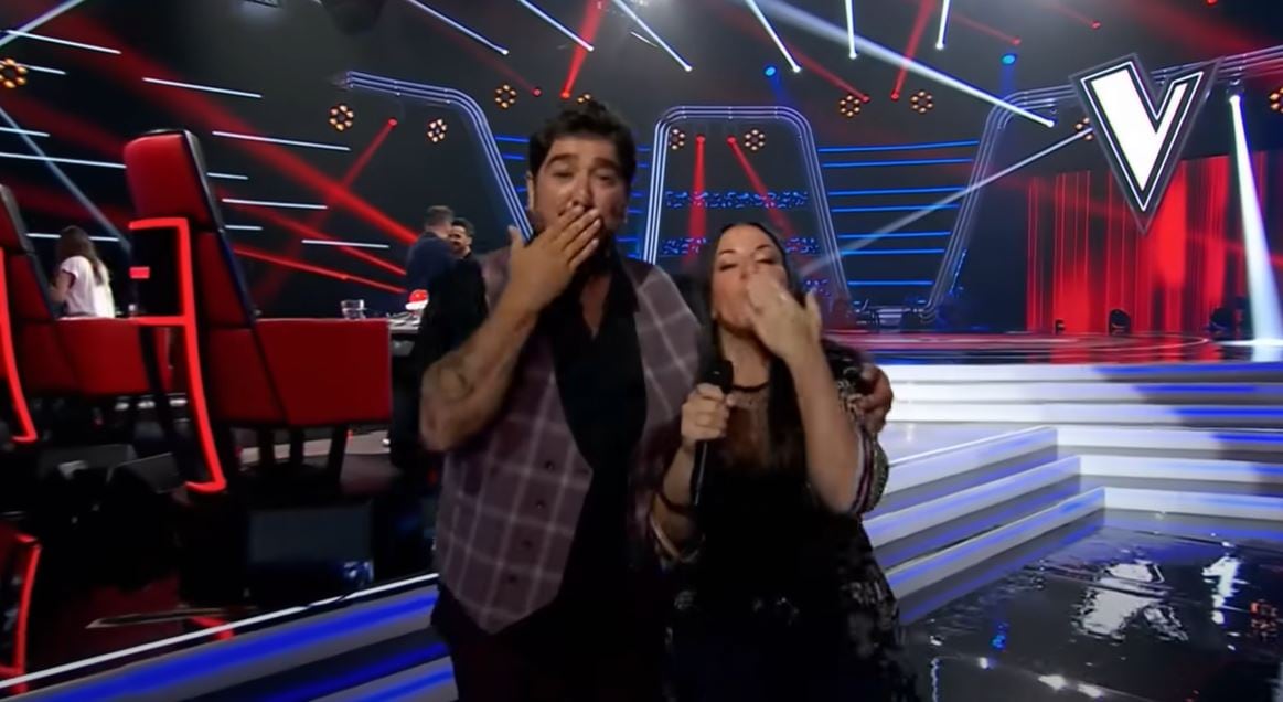 Momento en el que Antonio Orozco y Noelia Rodríguez enviaban un saludo a Fonz