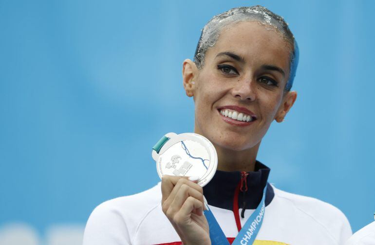 Ona Carbonell posa sosteniendo la medalla de plata