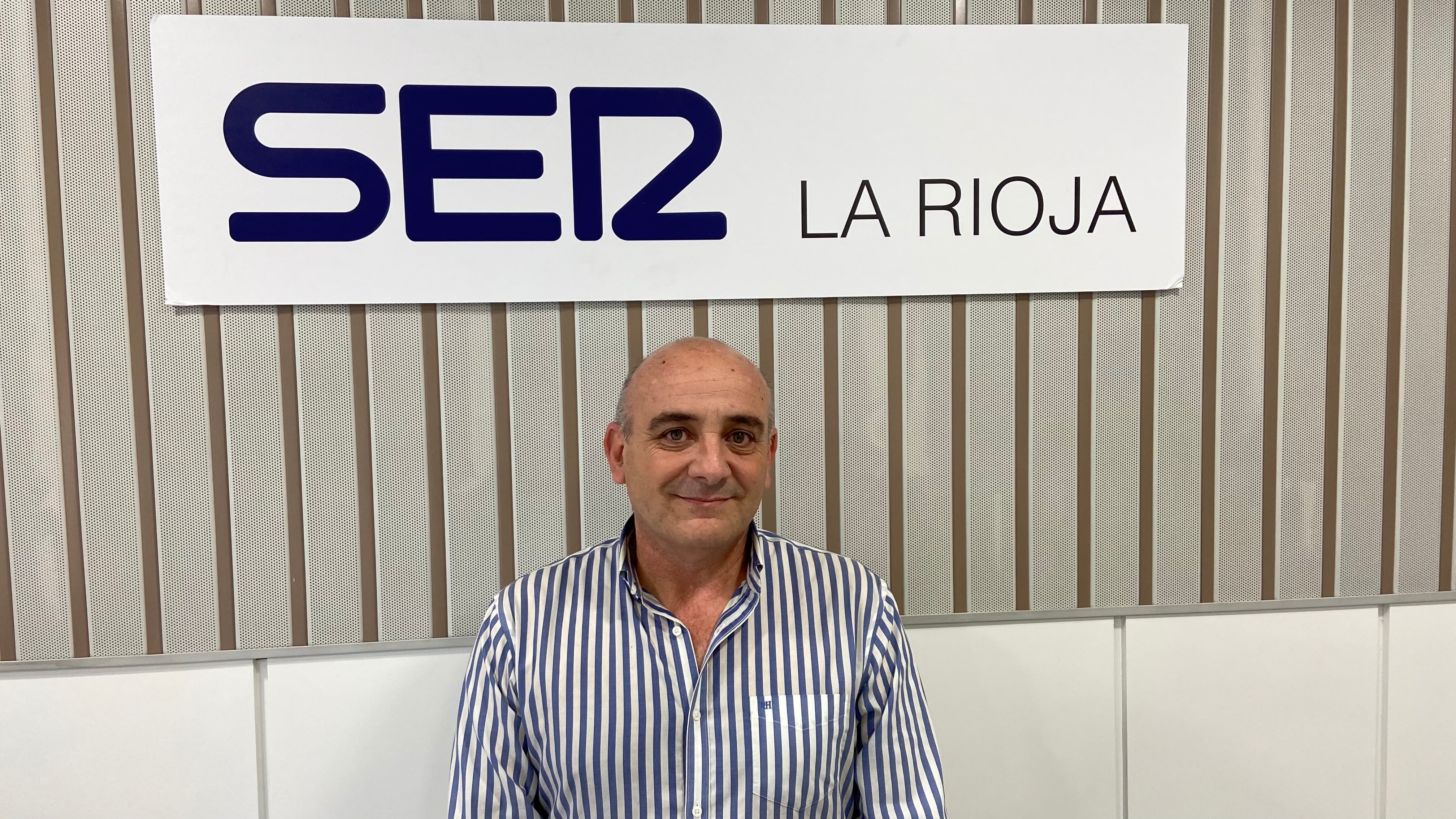 Eduardo Guerra visita los estudios de la Cadena SER de La Rioja