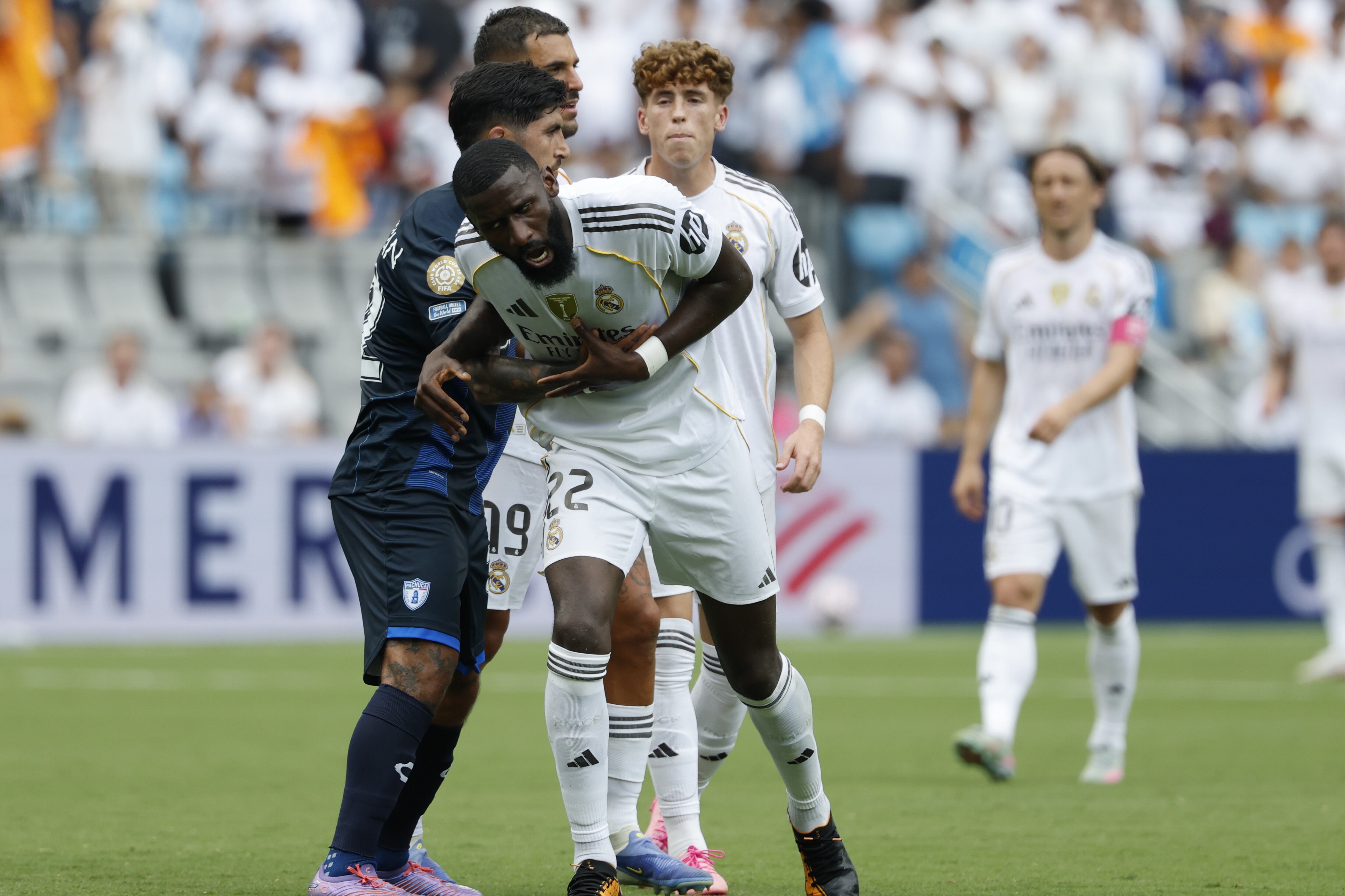 Antonio Rudiger muestra su enfado durante el partido entre Real Madrid y Pachuca