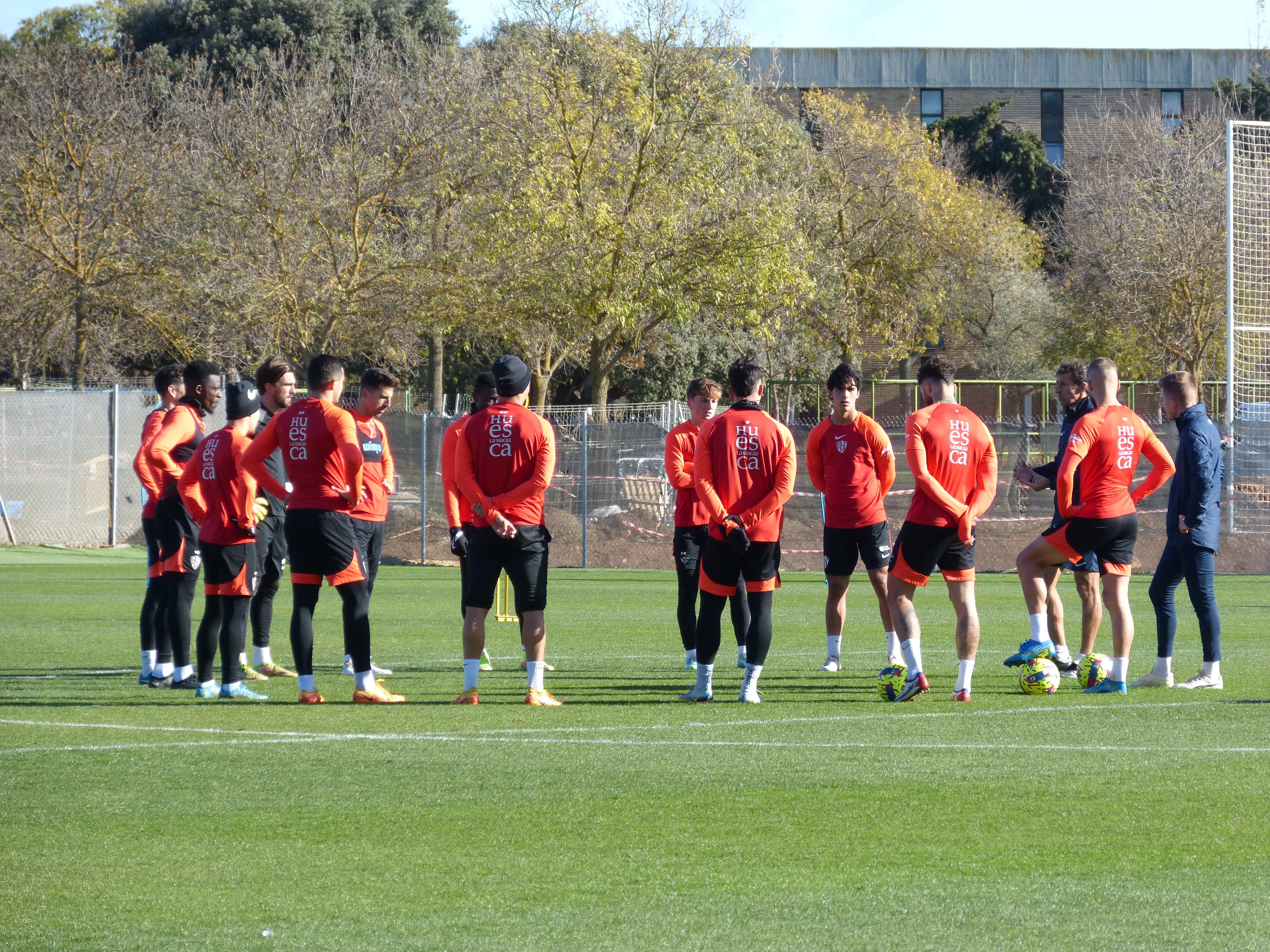 Ziganda habla con un grupo de jugadores durante un entrenamiento