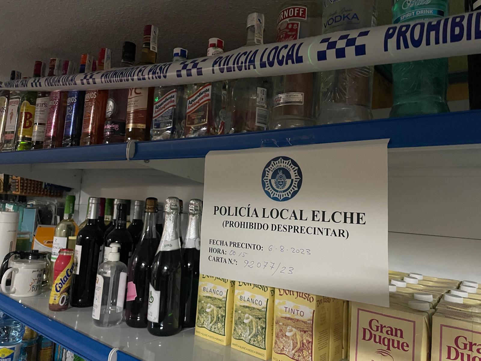 la Policía Local de Elche precinta establecimientos donde se vende alcohol a menores