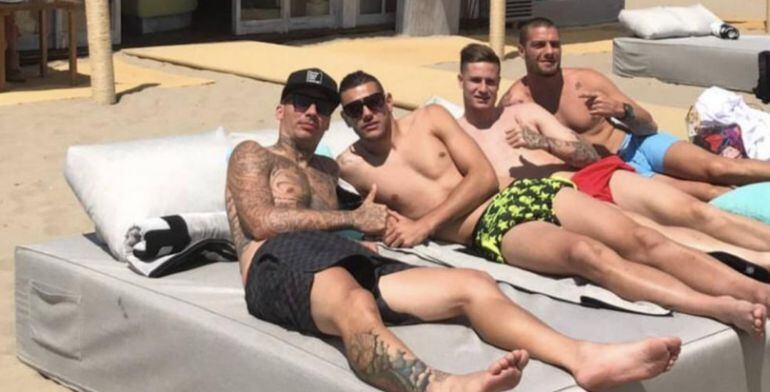 Theo Hernández con sus amigos Alexis Ruano, Carlos Vigaray y Sergio Castillo en la playa 