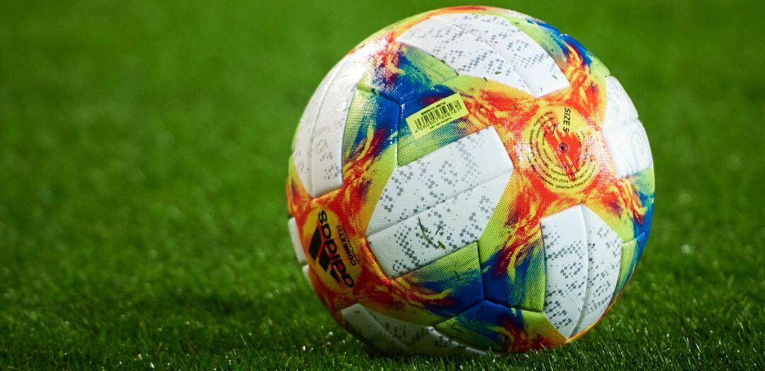 Imagen del balón oficial del fútbol no profesional en España