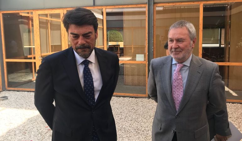 El alcalde, Luis Barcala (i) recibe la visita institucional del presidente de la Autoridad Portuaria, Juan Antonio Gisbert (d).