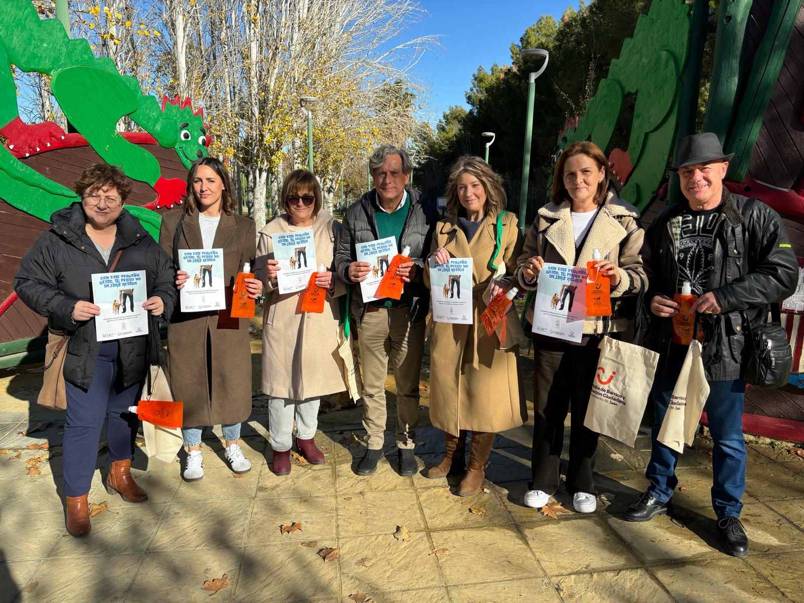 Foto de familia de la presentación de la campaña &quot;con este pequeño gesto tu perro no deja rastro&quot;