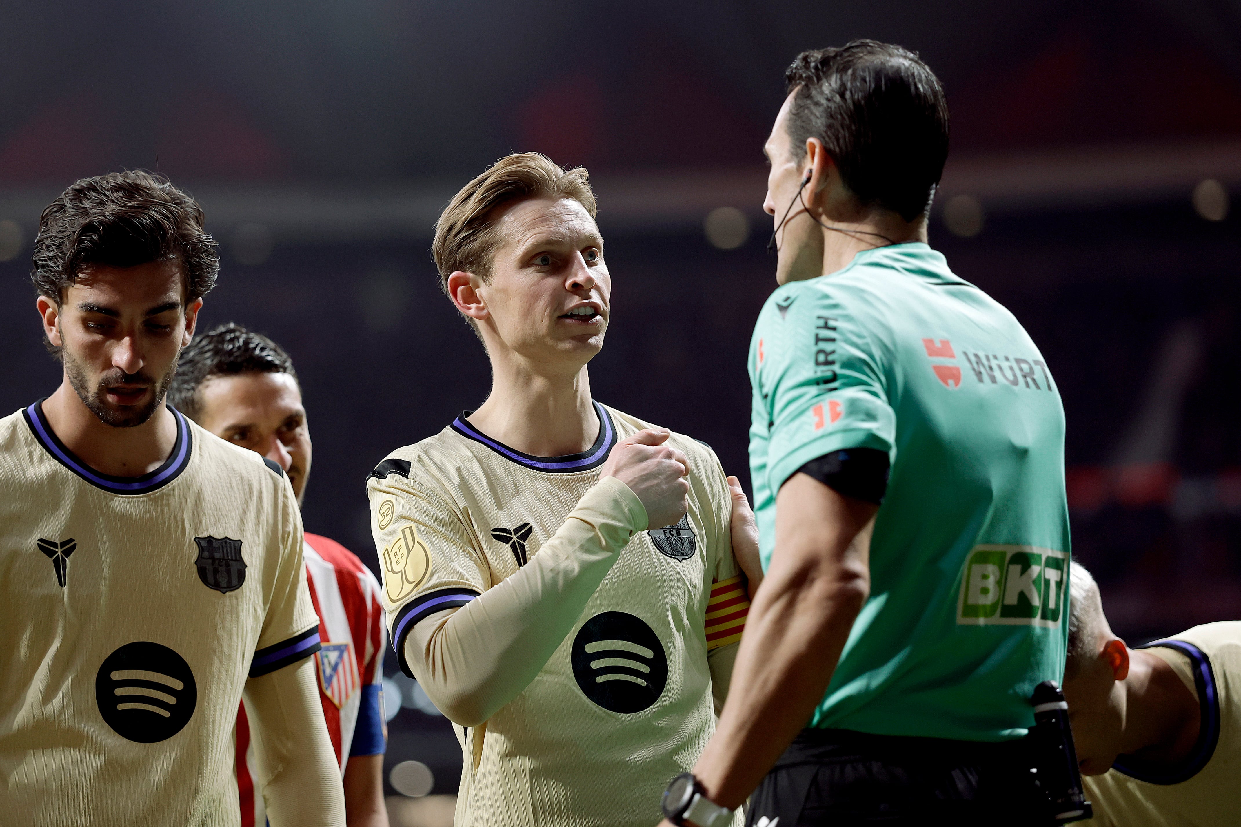 Protestas de los jugadores del Barça al árbitro del partido ante el Atlético de Madrid