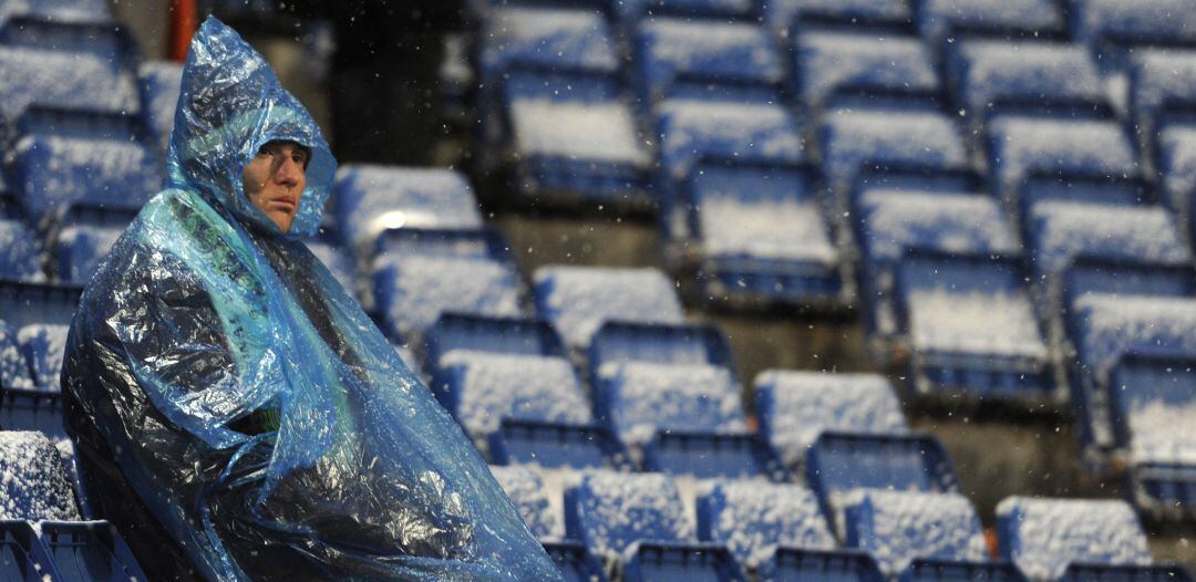 Una aficionada, durante un partido con nieve de la liga española