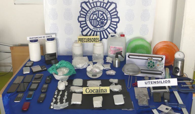 En 2017 se intervinieron 655 gramos de cocaína con los que se podrían haber realizado unas 6.500 dosis, 2.662 gramos de sustancia de corte, 2.635 euros, 6 balanzas de precisión, 13 teléfonos móviles además de útiles para adulterar, elaborar y distribuir d