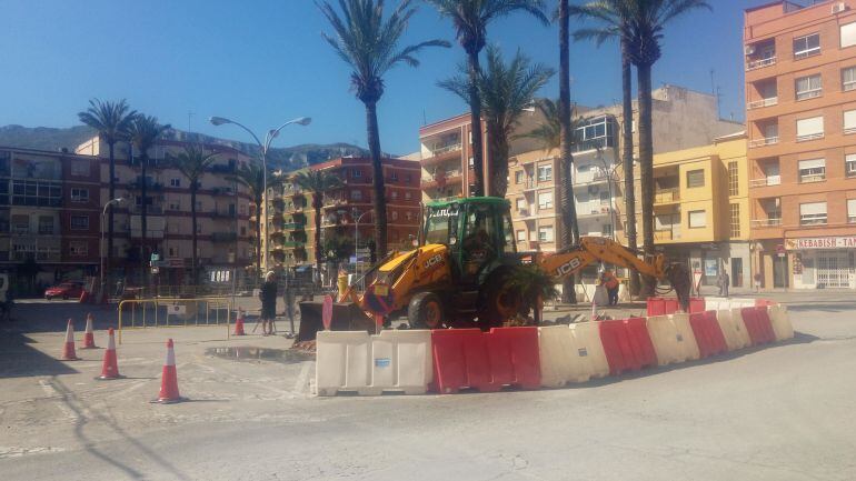 Imagen del inicio de las obras de remodelación de la plaza Archiduque Carlos, en Dénia, semanas atrás.