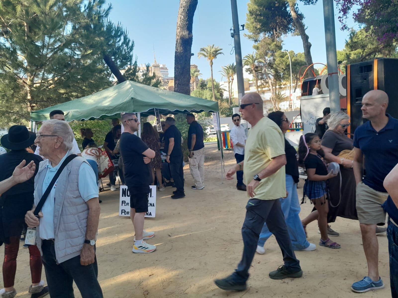 Carpa informativa de la plataforma &#039;No al CETI&#039; ubicada en la Plaza de España de Cartagena.