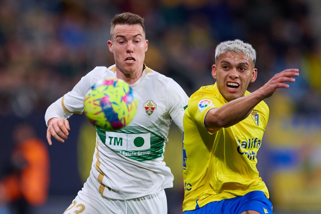 Carlos Clerc, en un lance de partido con Brian Ocampo en el duelo entre Cádiz y Elche