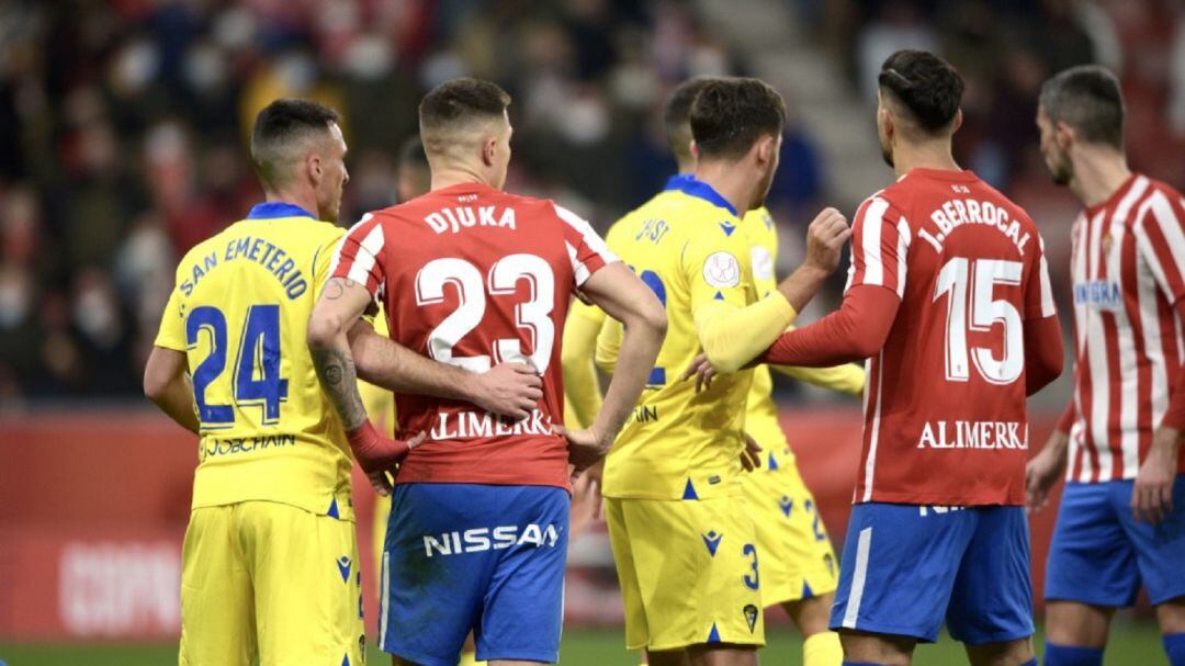 Jugadores de los dos equipos durante una acción del partido.