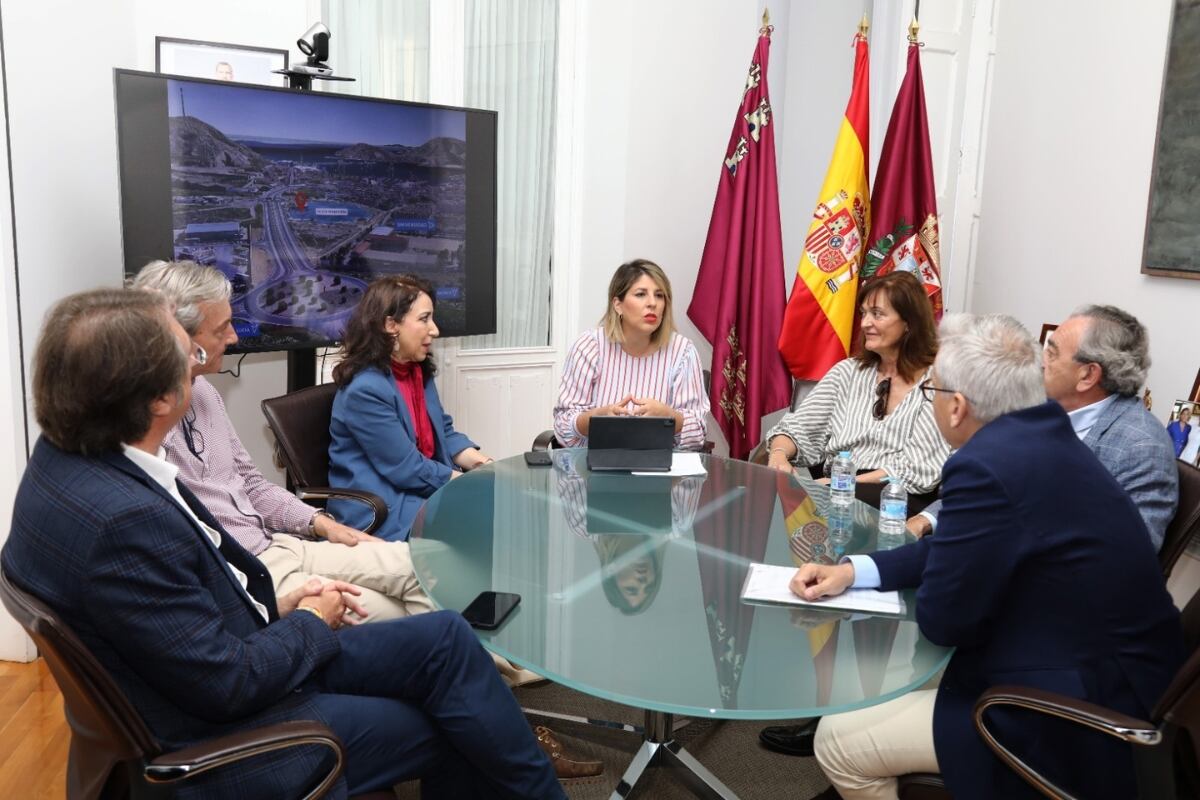 La alcaldesa Noelia Arroyo se ha reunido con representantes de Urbincasa y Grupo Roca para conocer los detalles de "un proyecto residencial que contribuirá a la regeneración del entorno del puerto"