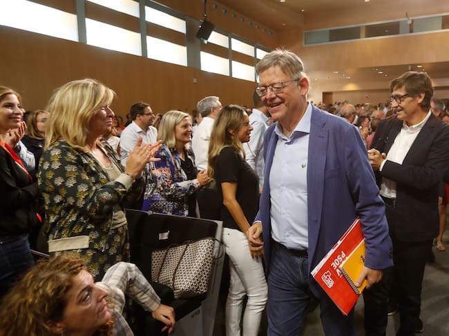 ZARAGOZA, 17/09/2022.- El presidente valenciano, Ximo Puig (c), y el lider del PSC Salvador Illa a su llegada a la reunión del Consejo Político Federal del PSOE, este sábado, en Zaragoza. EFE/ Javier Belver