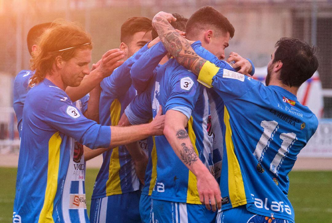 La alegría de los jugadores de la Arandina tras uno de los goles logrados ante el Real Ávila en El Montecillo.