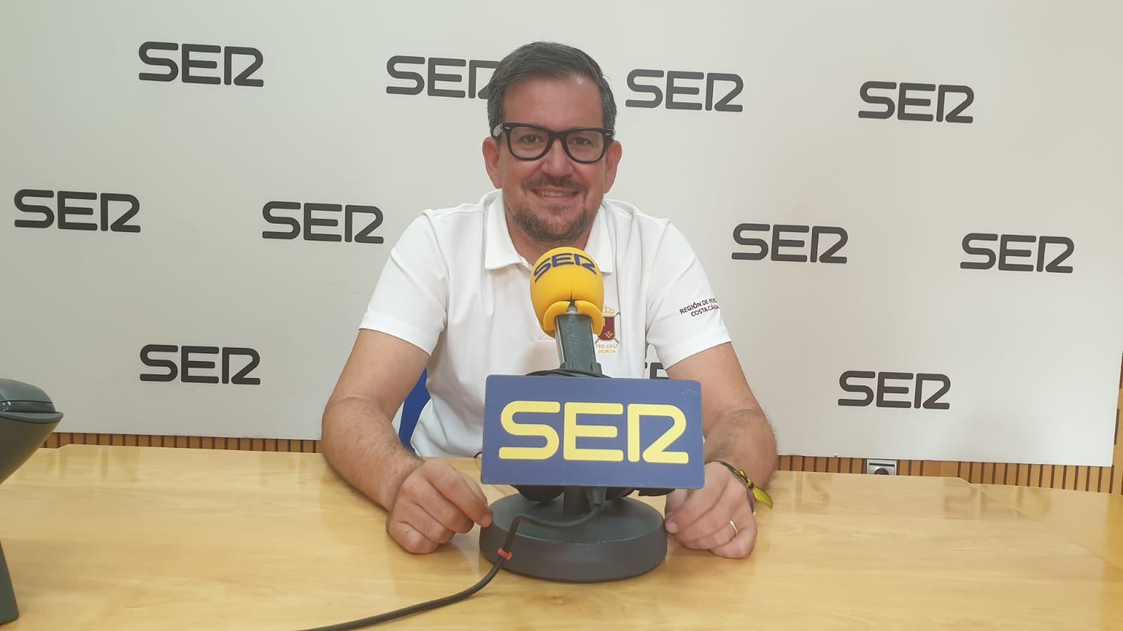 Ricardo Zaragoza en los estudios de Radio Murcia Cadena SER