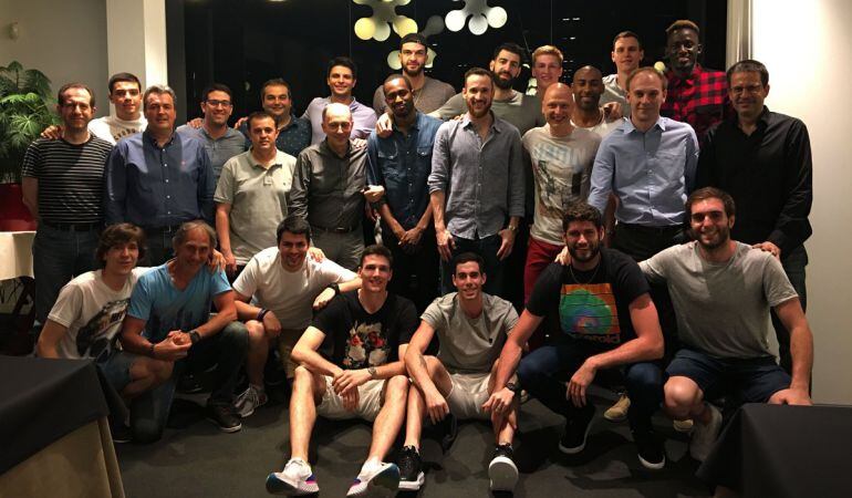 La plantilla, staff técnico y directiva del Baskonia despidió la temporada con una cena.