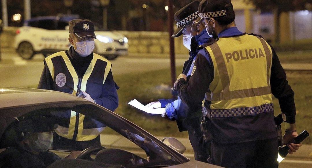 La Policía Local de Palencia patrullando de madrugada