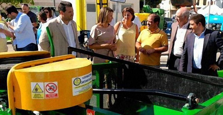 Representantes institucionales durante una inauguración de una edición anterior de la Feria de Maquinaria Agrícola de Peal de Becerro.