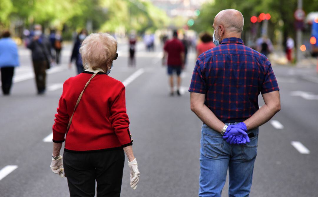 Una pareja pasea por las calles de Madrid.