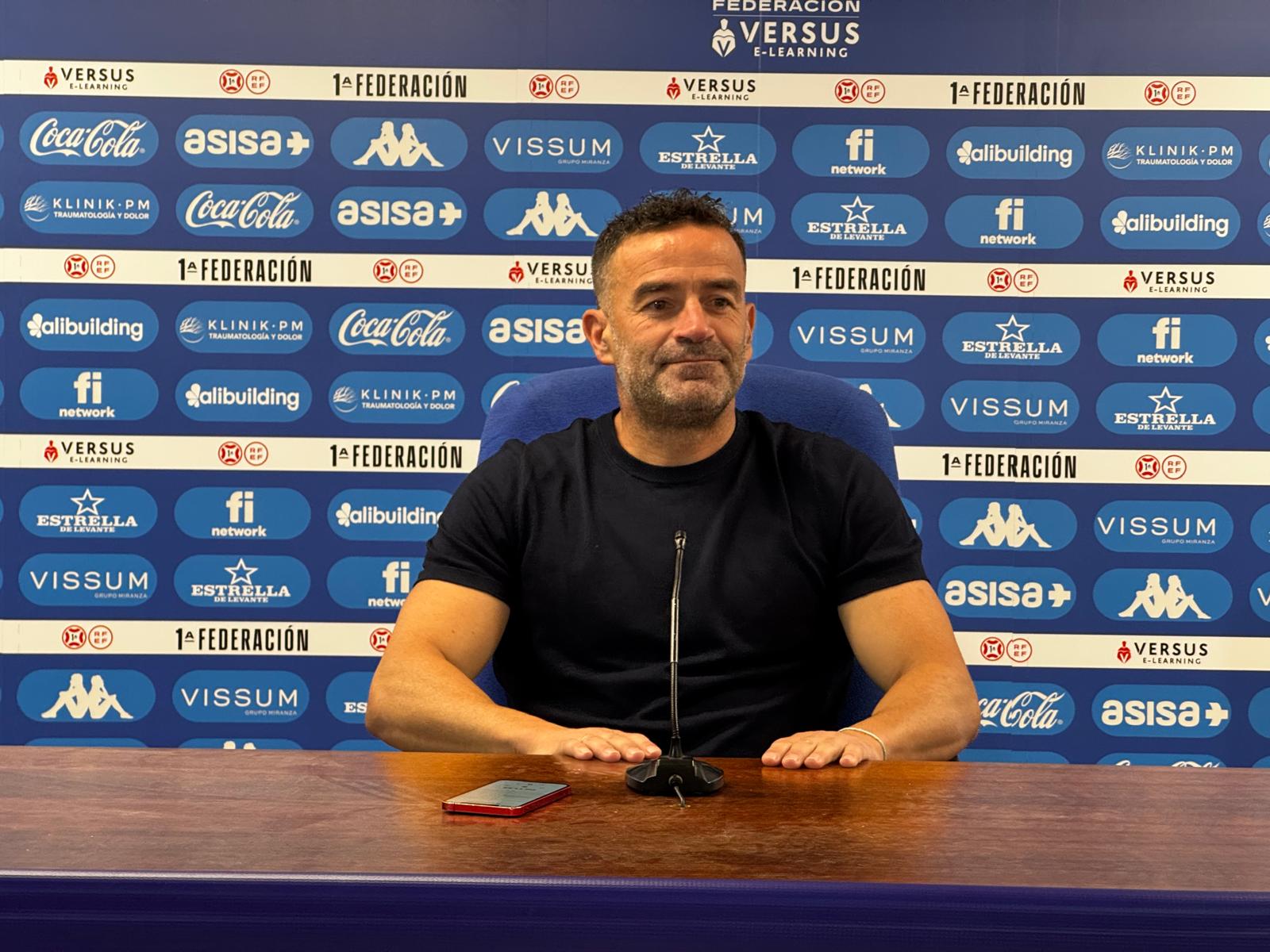 Paco Peña, secretario técnico del Hércules, en la sala de prensa del Rico Pérez. Foto: Daniel Rodríguez