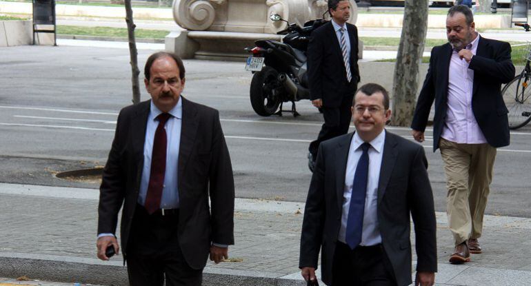 Crespo -el primer per l'esquerra- i el seu advocat