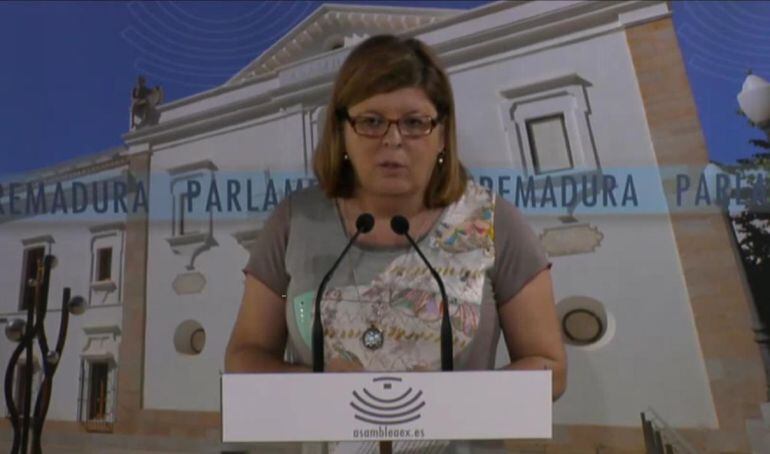 Victoria Domínguez comparece en rueda de prensa en la Asamblea de Extremadura.