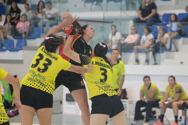 Jugadoras del Puerto del Carmen intentando frenar un lanzamiento del Zonzamas.