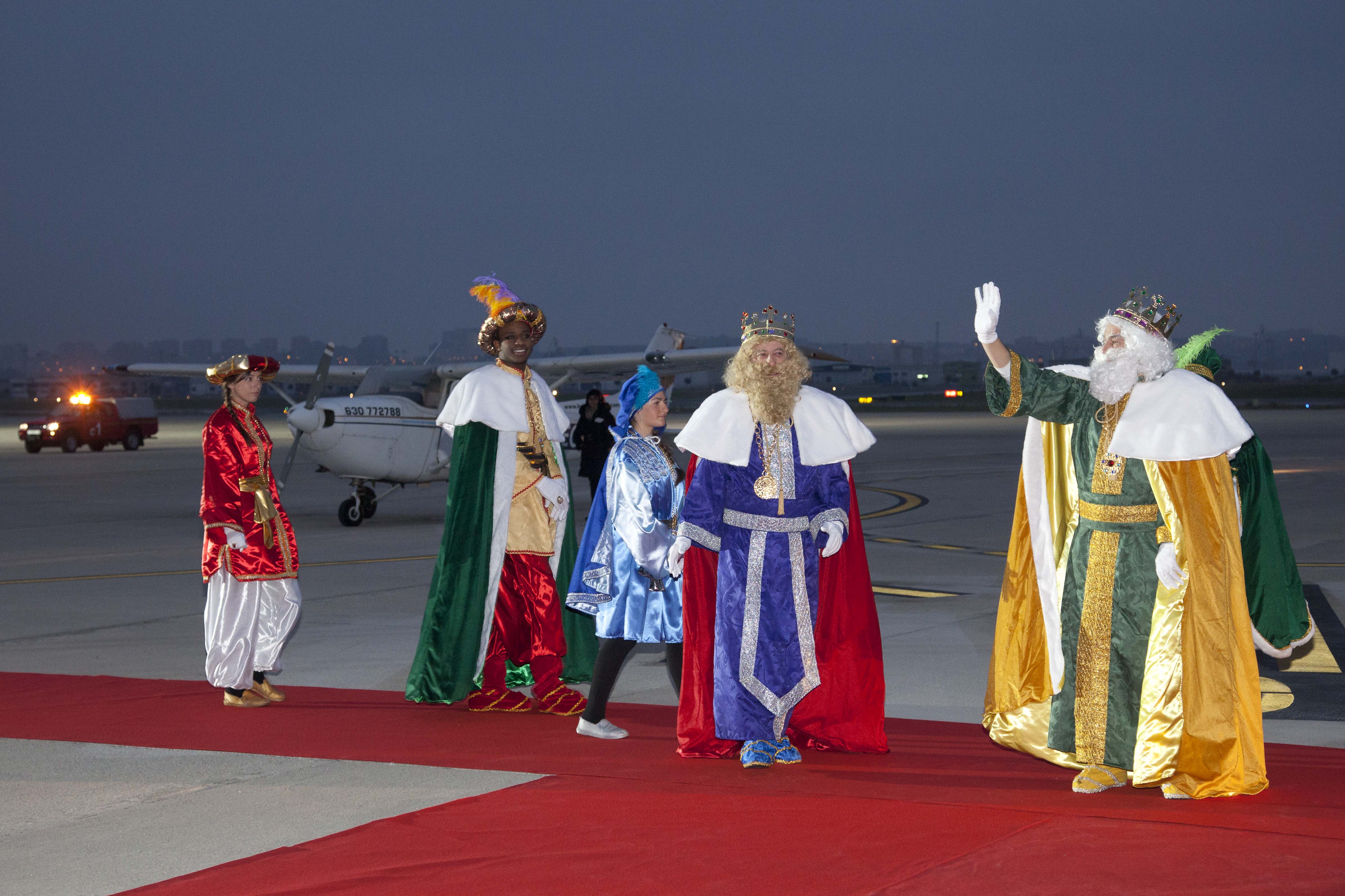 Llegada de los Reyes Magos al aeropuerto Seve Ballesteros-Santander&#039; de Maliaño y de la cabalgata. Alberto G. Ibáñez