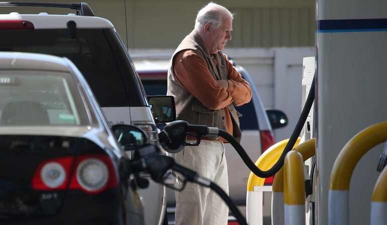 Un hombre espera en una gasolinera.