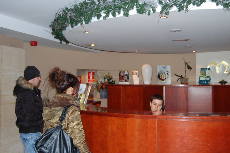 Imatge de la recepció d'un hotel. 