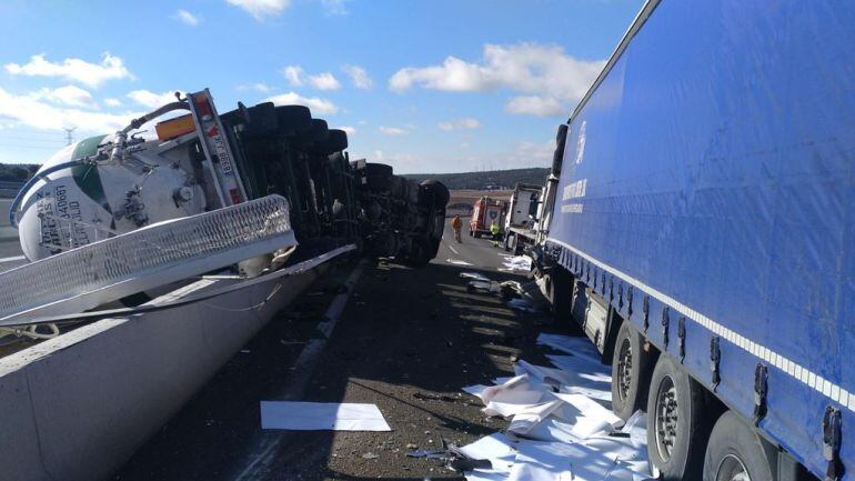 Camiones accidentados en la A2