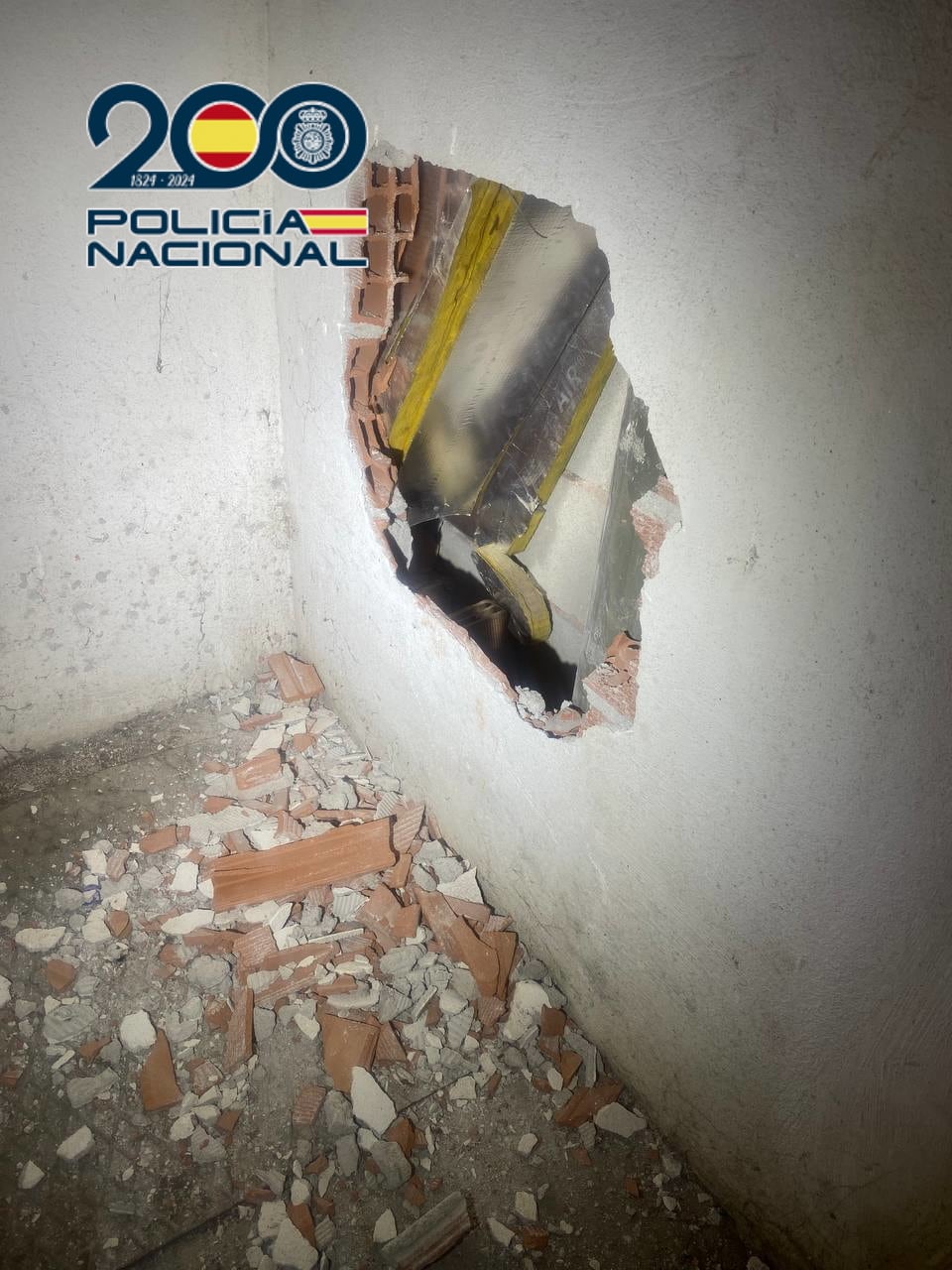 Imagen de un butrón en un establecimiento comercial de Alicante. Foto: Policía Nacional