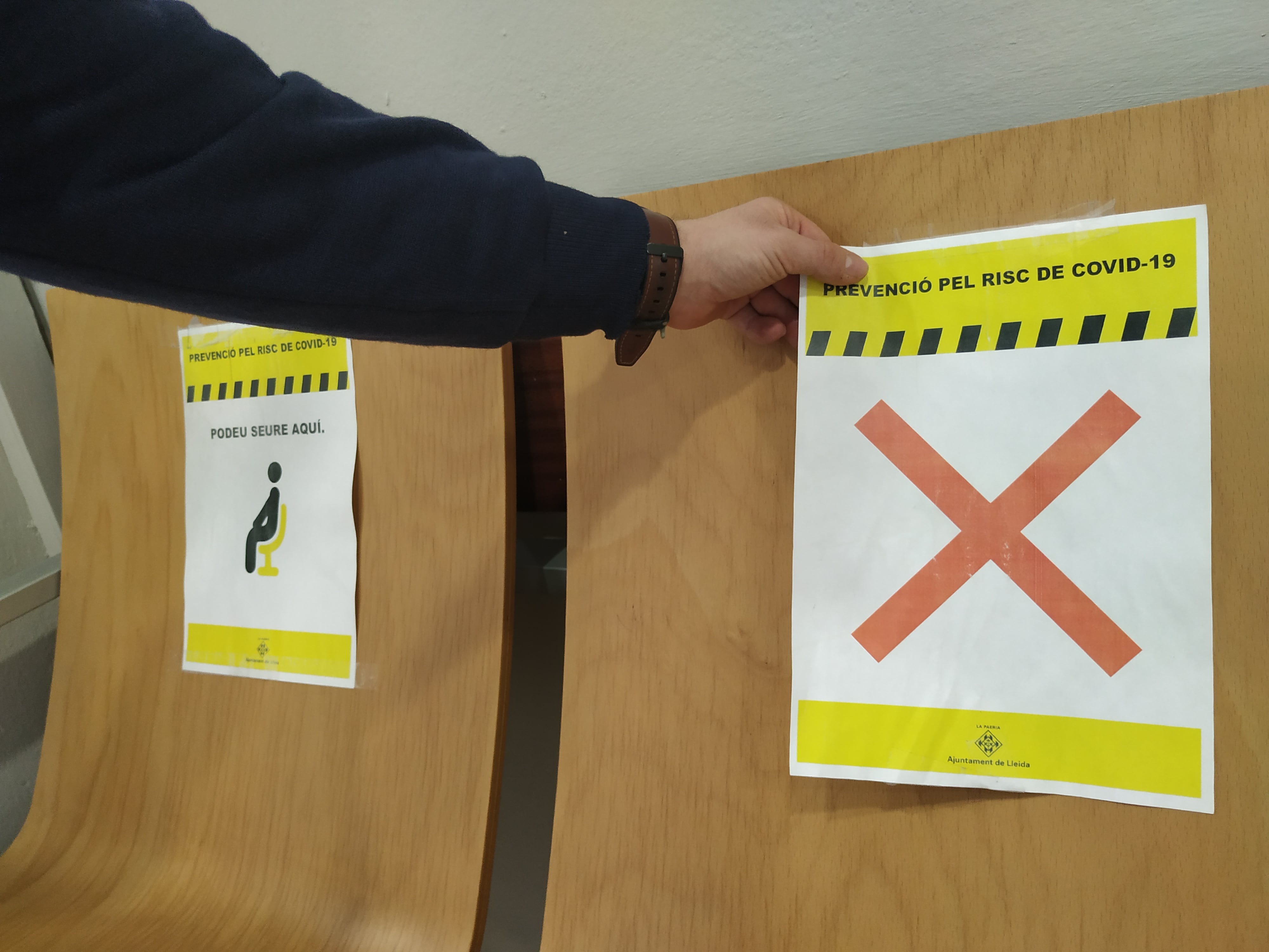 La Paeria retira la senyalització de les restriccions per la Covid, com la separació d'un seient en les sales d'espera dels equipaments municipals.