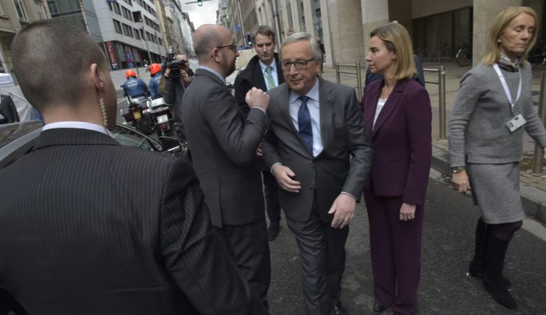 El primer ministro belga, Charles Michel (2º izq), el presidente de la Comisión Europea, Jean-Claude Juncker (c), y la jefe de la diplomacia europea, Federica Mogherini 