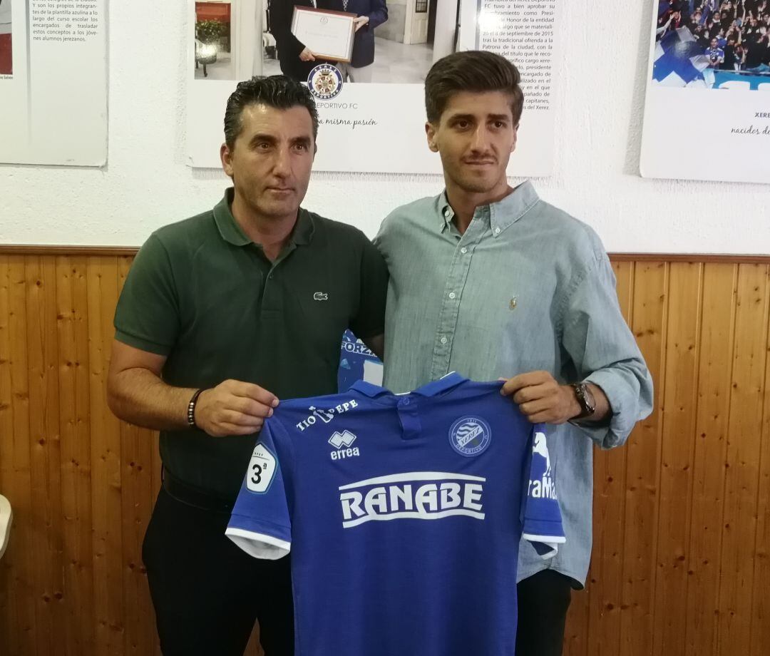 Goma junto a Villegas durante su presentación en la sede social del Xerez DFC.