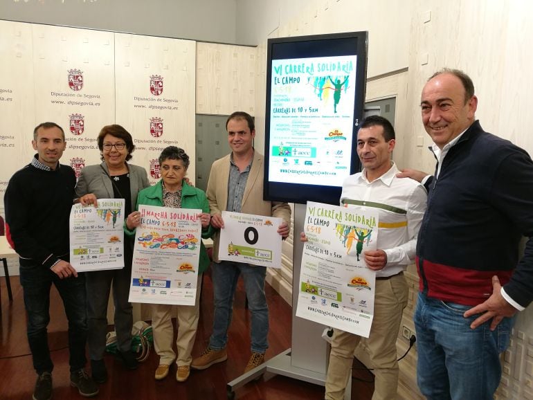 Organizadores y las entiaddes colaboradores durante la presentación de la carerra que se celebra el 6 de mayo en Sanchonuño