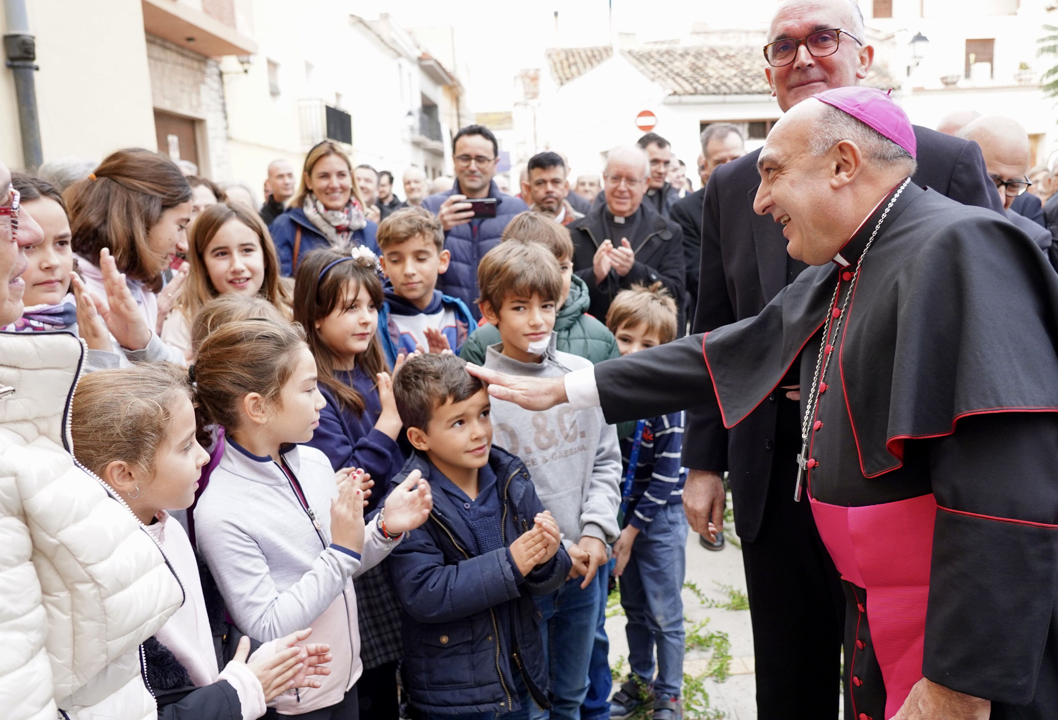 El nuevo arzobispo de Valencia, Enrique Benavent, visite Benavites